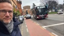 Bologna, parcheggio selvaggio sulla ciclabile di via Saragozza. L’assessore «bacchetta» l’automobilista