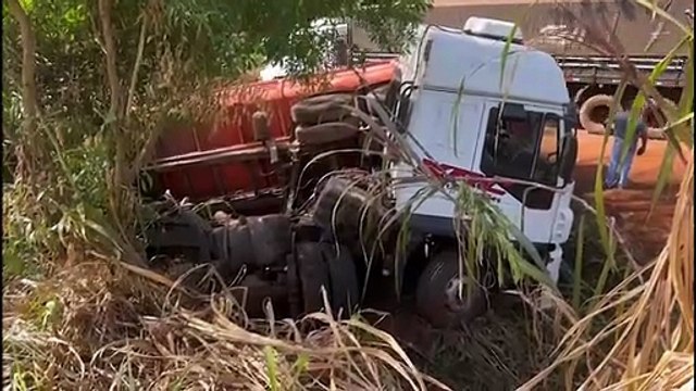 Carreta tomba na PR-180 e motorista fica ferido em Cascavel