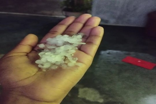 swm: बिजली की गड़गड़ाहट और ओलों संग बरसा पानी, ठिठुरे लोग