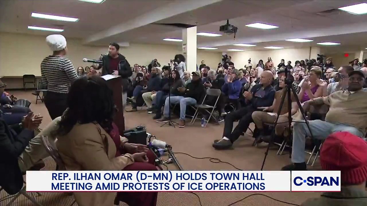 Minneapolis : Regardez, Ilhan Omar, figure de la gauche américaine et cible régulière de Donald Trump, qui a été visée hier soir en plein discours par un homme qui lui a jeté un liquide inconnu au visage