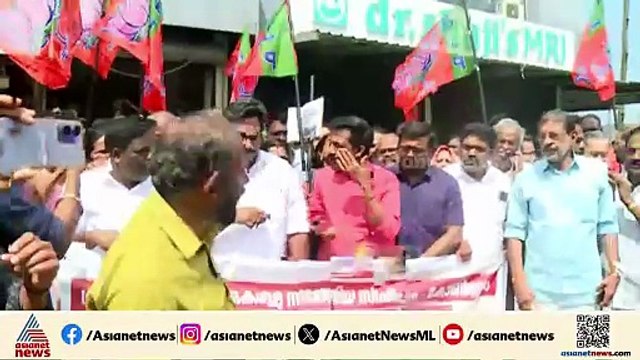 ശബരിമല സ്വർണക്കൊള്ള: പ്രിയങ്ക ഗാന്ധിയുടെ രാജി ആവശ്യപ്പെട്ട് എംപി ഓഫീസിലേക്ക് ബിജെപി മാർച്ച്