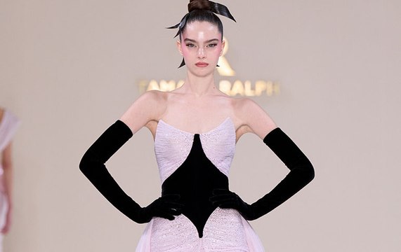 الهوت كوتور بخيوط من ذهب في عرض تمارا رالف