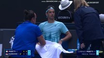Le moment où Lorenzo Musetti comprend que sa cuisse droite l'a lâché, puis son abandon face à Novak Djokovic en quart de finale de l'Open d'Australie