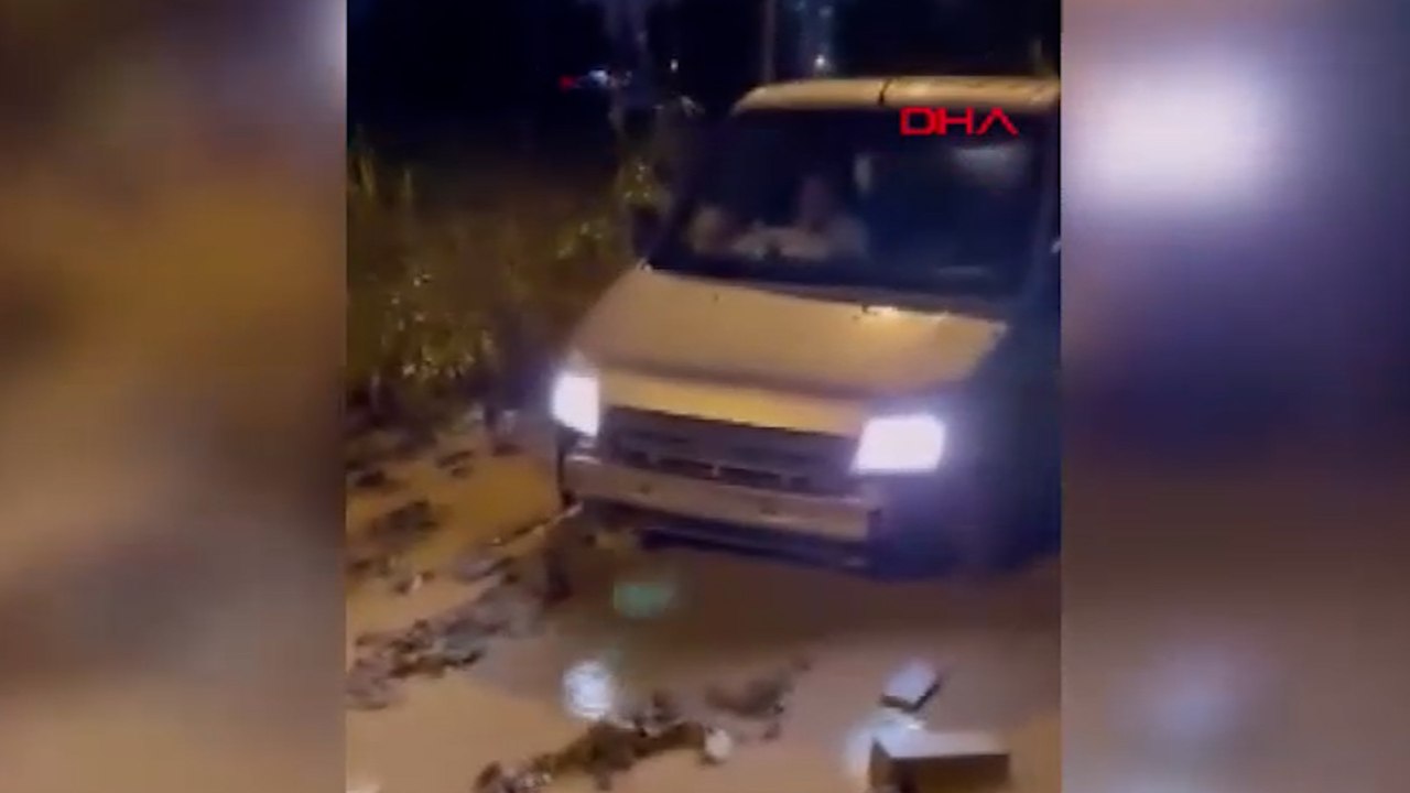 Adana’da sağanak; otomobiller sular altında kaldı