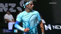 Lorenzo Musetti a fait plier Novak Djokovic, mais c'est son corps qui a rompu : le résumé long de leur quart de finale de l'Open d'Australie en vidéo