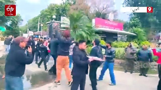 جموں یونیورسٹی کے طلبا نے نیشنل لاء یونیورسٹی کی تائید میں مظالبہ کیا