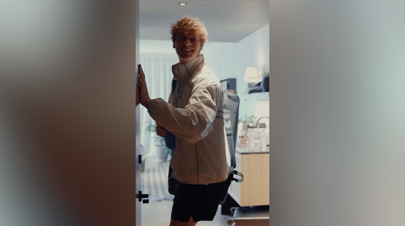 Dal bagno mattutino alla cena, passando per palestra e campi: la giornata tipo di Jannik a Melbourne