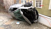Kağıthane'de 2 araca ve doğalgaz kutusuna çarparak takla atan otomobil kamerada