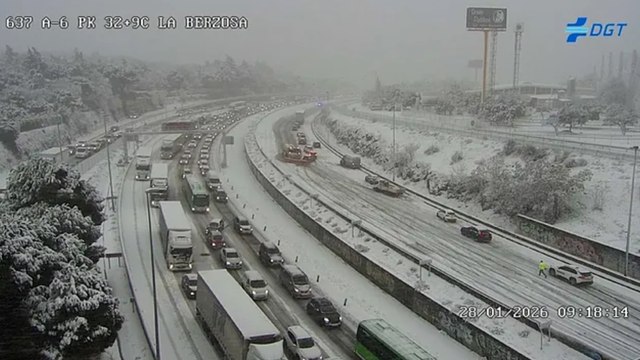 Decenas de vehículos atrapados en Madrid y carreteras cortadas por la nieve