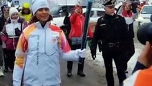 Ortisei, Isolde Kostner porta la fiaccola olimpica sotto la neve