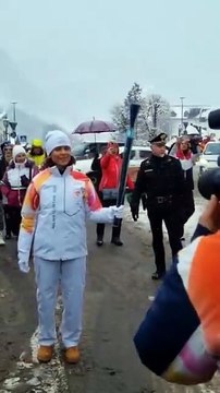 Ortisei, Isolde Kostner porta la fiaccola olimpica sotto la neve