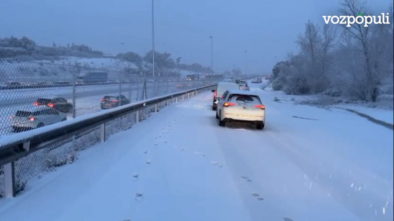 Coches tirados en la autopista, autobuses bloqueados y Madrid colapsada por la nieve