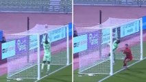 È la papera più clamorosa dell'anno? Pasticcio shock del portiere al 92'