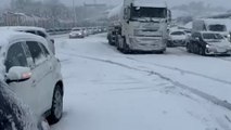 Una gran nevada sorprende a los madrileños y cierra carreteras