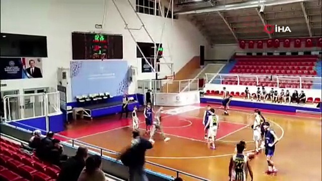 Sahada U16 basketbol karşılaşması tribünde boks...