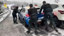 Caos en Madrid por la nieve: la Guardia Civil tiene que rescatar a decenas de conductores atrapados
