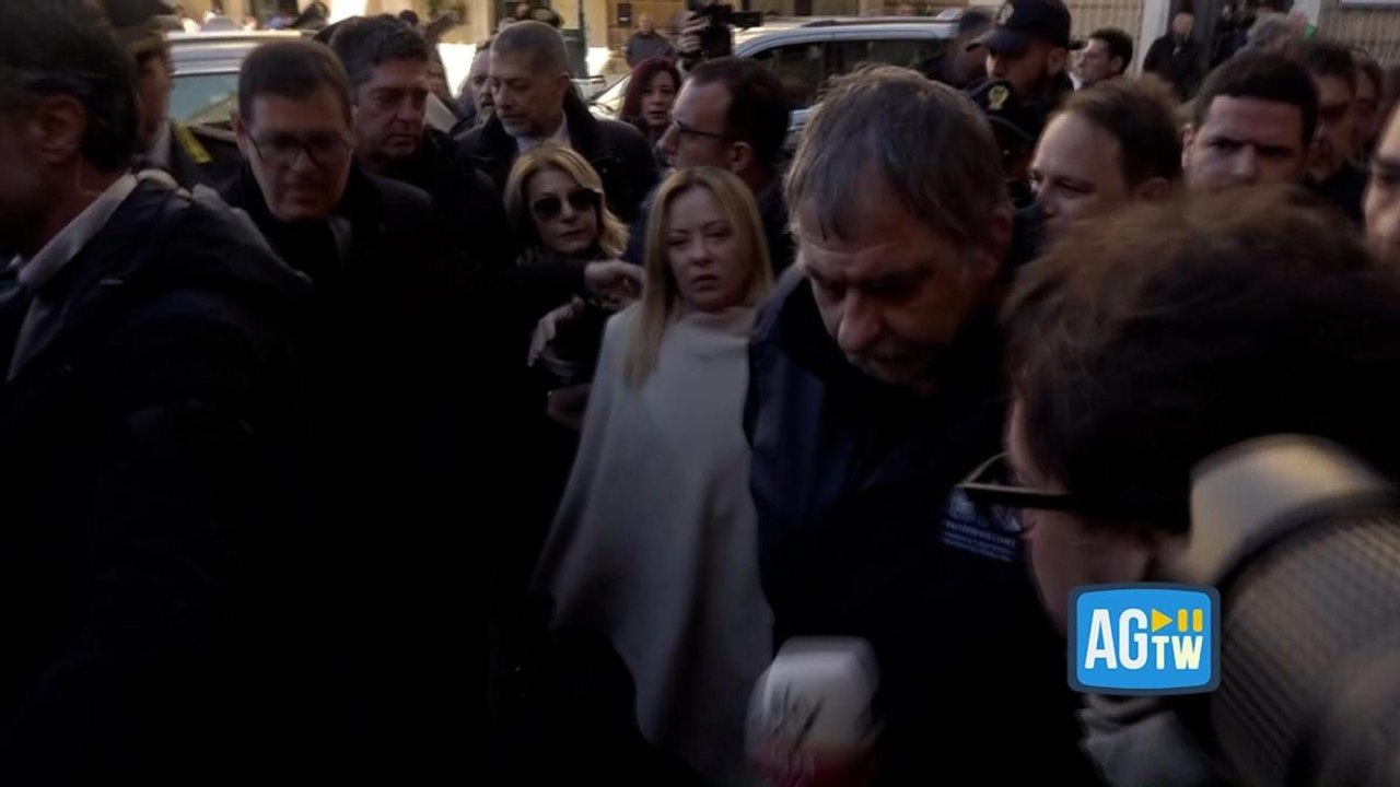 L'arrivo di Meloni in Municipio a Niscemi dopo il sorvolo della zona franata: «Qui per lavorare, non per fare piazzate»