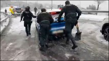 Así rescata la Guardia Civil a los conductores atrapados por la nieve