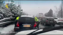 La Guardia Civil rescata a decenas de vehículos atrapados en carreteras madrileñas