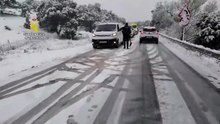 La Guardia Civil ayudando ante las intensas nevadas