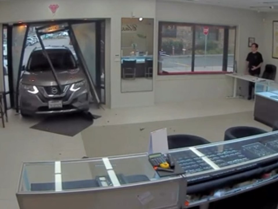 Raub am helllichten Tag: Juwelendiebe brechen Glasfront mit Auto auf