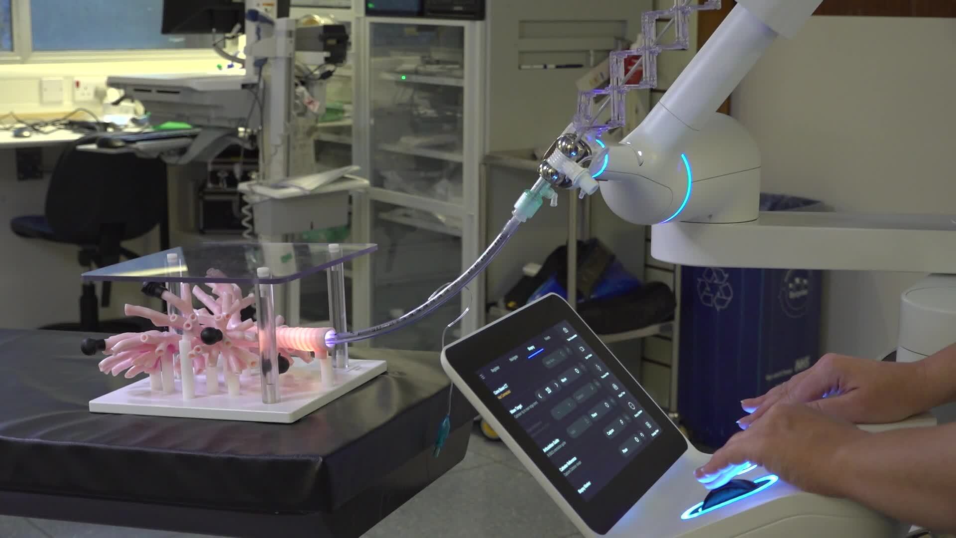 Surgeon demonstrates new AI and robot lung cancer treatment technology