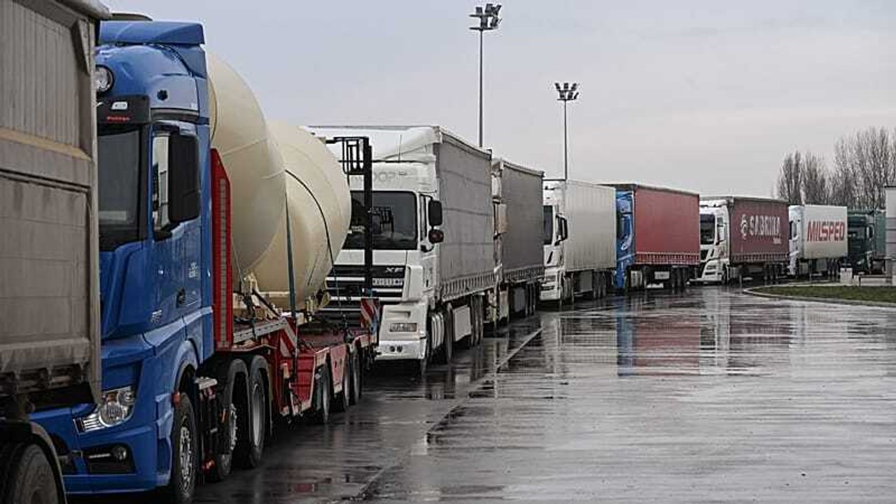 Balkans : des poids lourds bloquent des postes-frontières