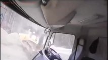 La fuga dell'autista dal camion travolto dalla frana. Il video della telecamera di sorveglianza