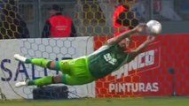 Questo portiere entra nella storia: si toglie i guanti e... para due rigori!