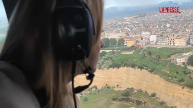 Il video del sopralluogo di Meloni a Niscemi, sulle zone colpite: in elicottero con la Protezione Civile