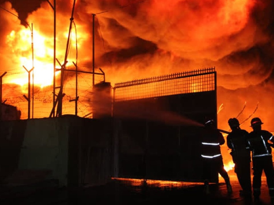 Flammen-Hölle zerstört Fabrikgelände in Indonesien