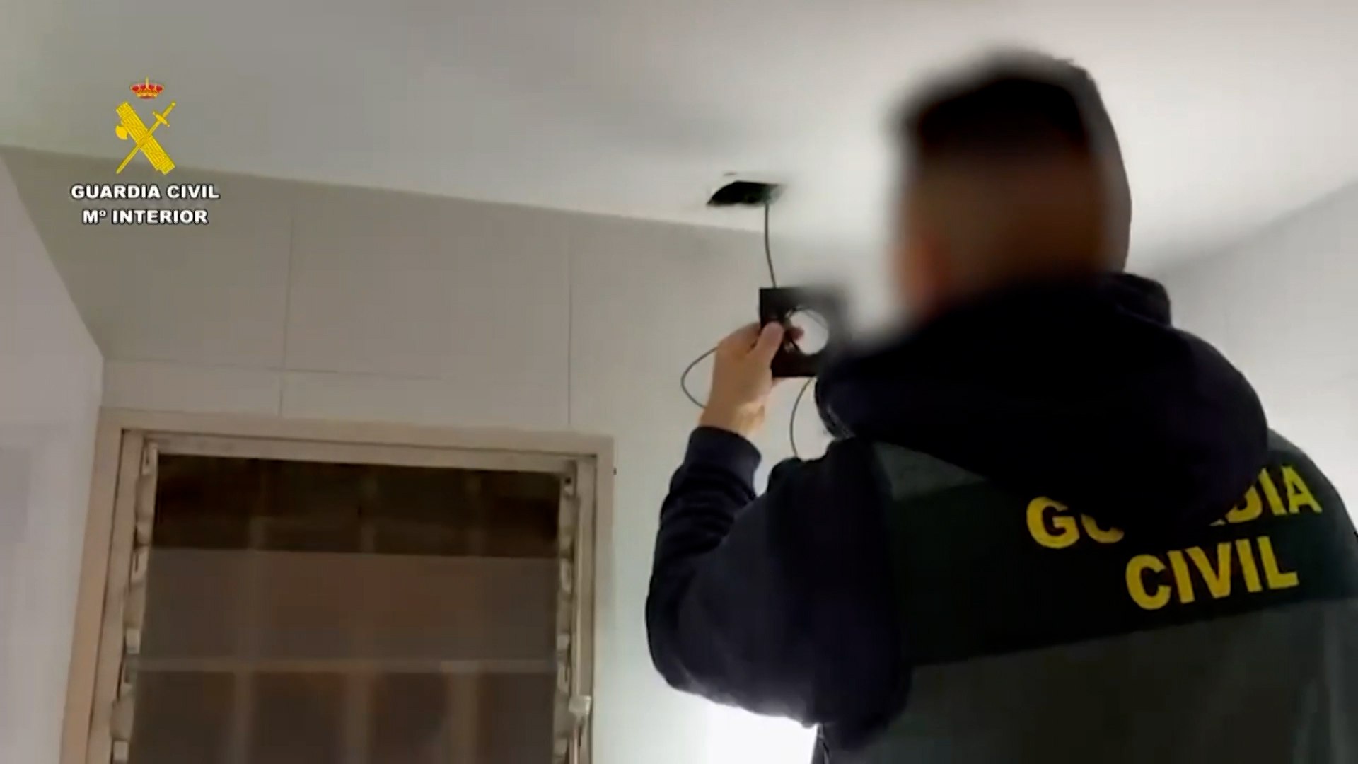 La Guardia Civil ha detenido al responsable de un bar de la localidad valenciana de L&rsquo;Alqueria de la Comtessa como presunto autor de un delito continuado contra la intimidad de las personas, tras descubrir que hab�a instalado c�maras de videovigilancia ocultas en los aseos del establecimiento para espiar a sus clientes durante todo el horario comercial.

La investigaci�n se inici� despu�s de que una persona an�nima alertara a trav�s de la aplicaci�n Alertcops sobre la posible existencia de c�maras ocultas en los ba�os del local. Tras recibir el aviso, agentes de la Guardia Civil se desplazaron al establecimiento y realizaron una inspecci�n, en la que confirmaron la presencia de dos c�maras escondidas en los aseos.

Seg�n ha informado el instituto armado en un comunicado, las c�maras grababan las 24 horas del d�a y estaban conectadas a un ordenador que almacenaba las im�genes en varios discos duros. Durante la operaci�n, los agentes intervinieron dos c�maras y cinco discos duros, con una capacidad total de m�s de 5 terabytes de archivos audiovisuales.

Por el momento, se desconoce el n�mero exacto de v�ctimas, ya que ser� necesario un an�lisis exhaustivo del material incautado para determinar el alcance de las grabaciones.

El detenido es un hombre de 48 a�os, propietario y responsable del bar, que ha sido puesto a disposici�n judicial como presunto autor de un delito continuado contra la intimidad de las personas.