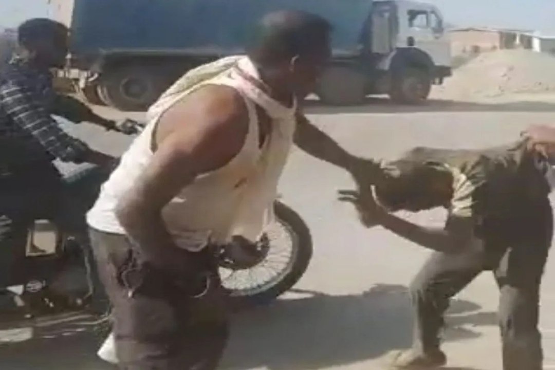 Beaten video viral: बीच सडक़ युवक की बेदम पिटाई, एक ने हाथ मरोड़ा तो 2 लोगों ने बाल पकडक़र मारा, वीडियो वायरल