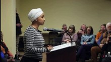 Un sujeto roció con líquido a la congresista demócrata de origen somalí Ilhan Omar durante un mitin en Minneapolis