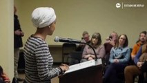 Deputada Ilhan Omar é atacada em reunião pública