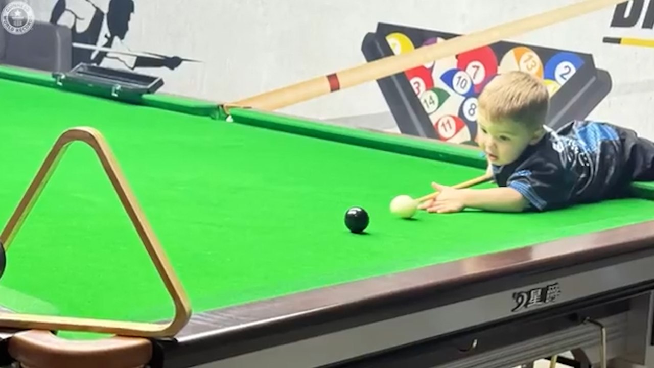 Jude Owens, el niño de dos años que es un prodigio del billar y que tiene dos récord Guiness