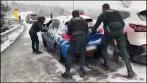 La Guardia Civil ayuda a conductores varados en Madrid tras la tormenta de nieve