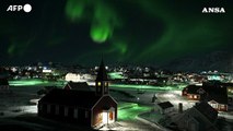 L'aurora boreale danza sopra la citta' vecchia di Nuuk, in Groenlandia