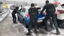 Guardia Civil presta soccorso ad auto bloccate nella neve a Madrid