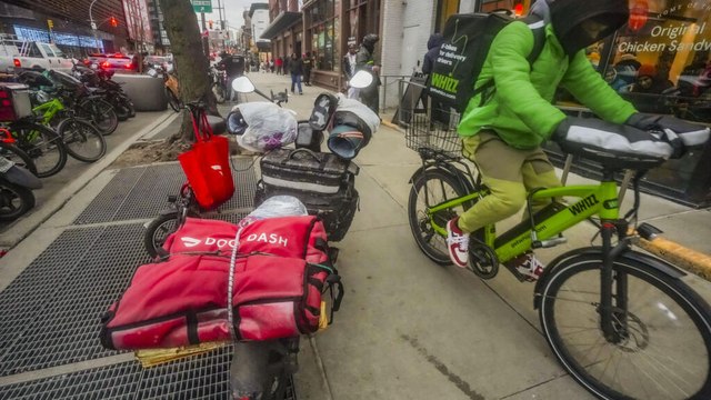 Desde propinas hasta entradas al baño: entran en vigor nuevas normas para repartidores en Nueva York