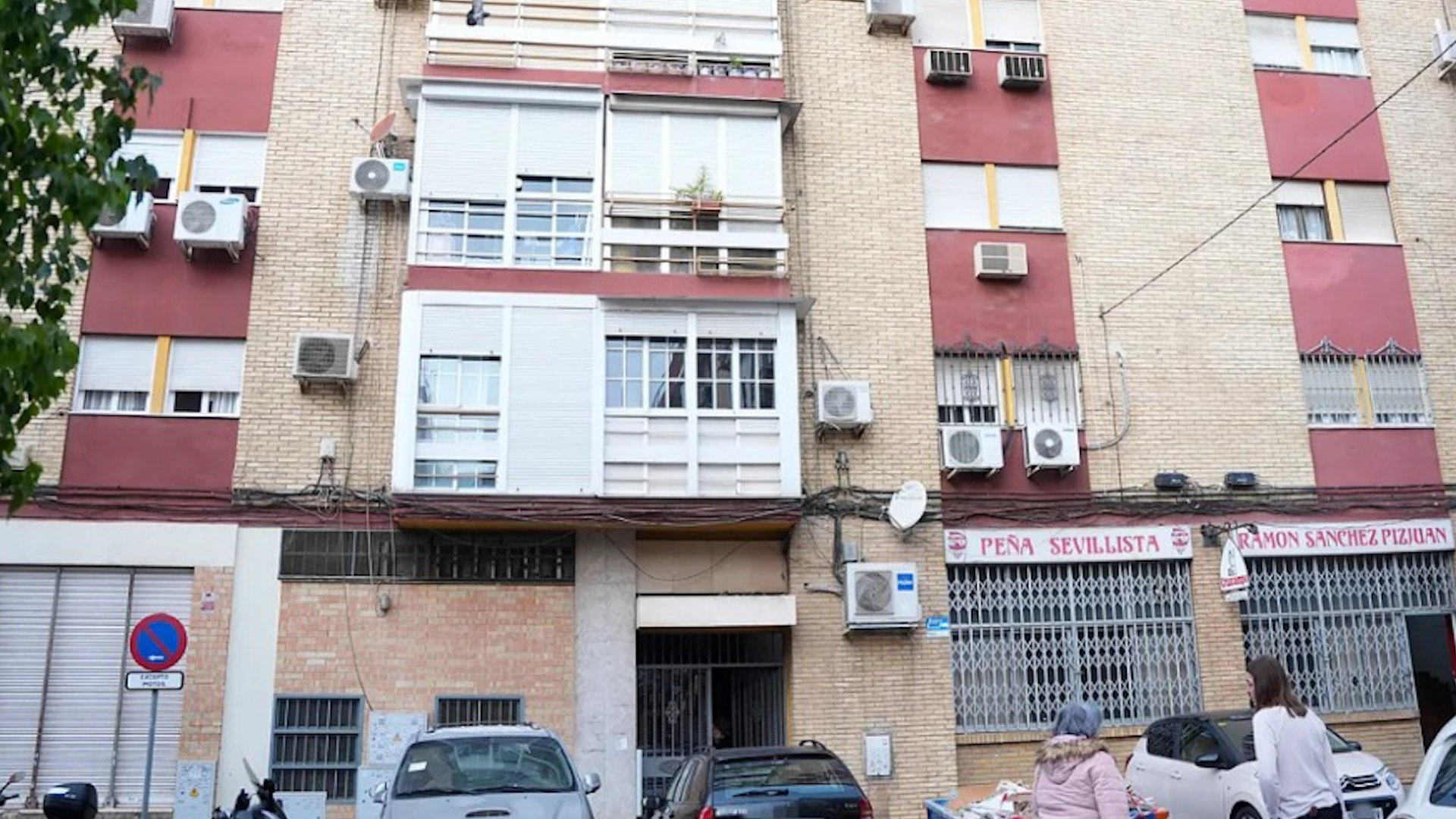 Ana Mar�a Cembrero, de 84 a�os, viv�a sola en un piso de la calle Le�n X de Sevilla y participaba desde hac�a dos cursos en un programa de convivencia intergeneracional impulsado por la Universidad de Sevilla. La iniciativa pone en contacto a personas mayores o dependientes con estudiantes universitarios que necesitan alojamiento en la ciudad, a cambio de compa��a, sin compensaci�n econ�mica: el mayor ofrece techo y comida, y el alumno, presencia y apoyo cotidiano.
La experiencia hab�a sido muy positiva el curso anterior, pero este a�o acab� convirti�ndose en una tragedia. Ana Mar�a falleci� tras un incendio en su vivienda, presuntamente provocado por la estudiante que se alojaba con ella, una joven argelina de unos 30 a�os que cursaba un m�ster en la Facultad de Filolog�a.
El fuego se declar� en la madrugada del d�a 14, alrededor de la 1.10. El olor a humo alert� a los vecinos, que salieron a la calle y encontraron a la joven fuera del edificio, aparentemente a salvo, aunque sin haber podido auxiliar a la anciana. A la llegada de los bomberos, estos fueron informados de que una mujer de avanzada edad permanec�a en el interior del cuarto piso. El equipo de rescate accedi� a la vivienda y hall� a Ana Mar�a tumbada junto a la mesa del sal�n, rodeada de una densa humareda.
El incendio se hab�a extinguido por s� solo al quedar confinado, pero fue necesario ventilar completamente el piso abriendo todas las ventanas, seg�n el informe de los Bomberos de Sevilla. La v�ctima presentaba una grave intoxicaci�n por humo y quemaduras, lo que le provoc� una parada cardiorrespiratoria. Aunque los servicios de emergencia lograron reanimarla inicialmente, falleci� horas m�s tarde en la Unidad de Quemados del Hospital Virgen del Roc�o.

Durante la primera inspecci�n ocular, Bomberos y Polic�a Nacional detectaron indicios de que el incendio hab�a sido intencionado, por lo que la estudiante fue detenida como presunta autora del fuego y de un delito de homicidio.