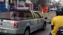 Vídeo: Carro apresenta pane, pega fogo e impacta trânsito em avenida movimentada de Salvador
