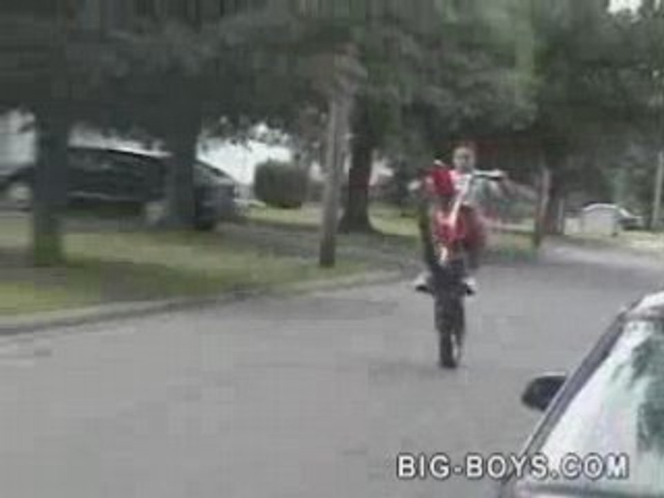 Regis racle le bitume en moto ! [bike crash]