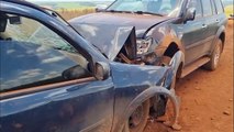 Pajero e Strada se envolvem em forte colisão frontal no interior de Cascavel