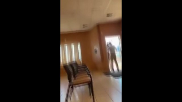 미국 이민 단속 요원들, 에콰도르 영사관 무단진입 시도...외교 문제 비화 / YTN