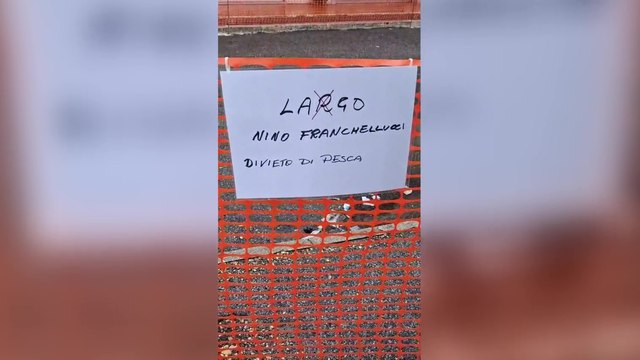 Maltempo a Roma, via Nino Franchellucci (recintata per lavori dal 2023) si allaga e spunta un pescatore