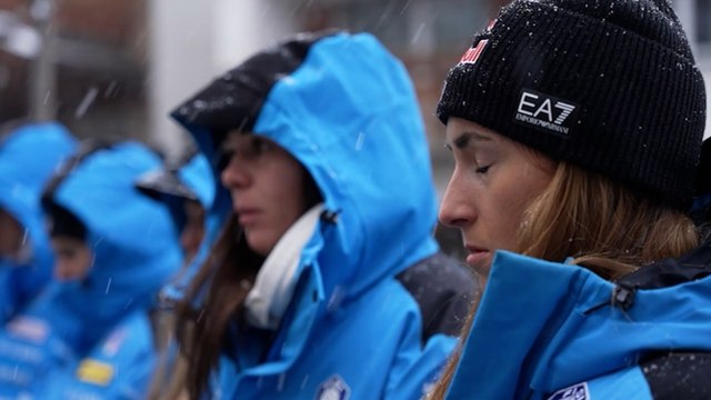 Goggia e le azzurre della nazionale di sci rendono omaggio alle vittime di Capodanno a Crans-Montana