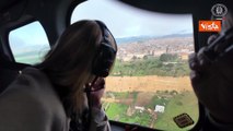 Meloni in visita a Niscemi dopo la frana, il sorvolo in elicottero e il vertice in Municipio