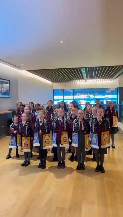 İngiliz miniklerden Galatasaray marşı