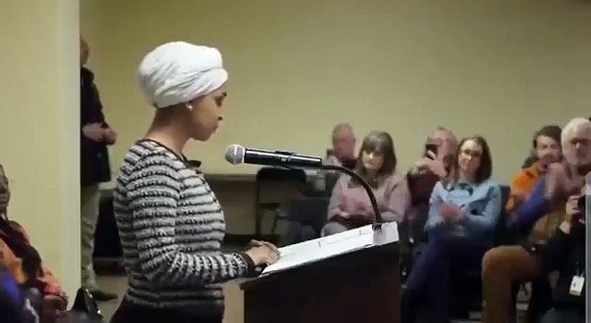Ataque a Ilhan Omar mientras hablaba en contra del ICE